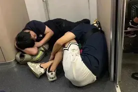 17个民警押解7个嫌疑人，从四川一路站到杭州！这张火车上的照片，看了心疼图片