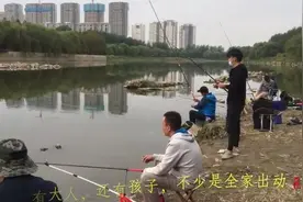 果然视频｜一公里聚了上百人，济南小清河成市民钓鱼打卡地