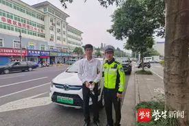 共享汽车练技术，十九岁小伙无证驾驶被查图片