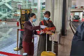 到了重庆江北机场就能了解重庆游玩新攻略 机场快车地勤人员电话助攻来渝夫妇游山城图片