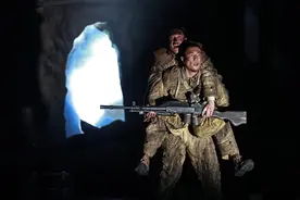 原创话剧《上甘岭》首演感动上海观众，谢幕一刻全场高唱《我的祖国》图片