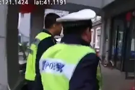 中秋节大客车上乘客发病，锦州交警紧急护送视频封面