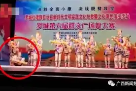 冷漠？老人广场舞台上倒地，其他人绕开继续跳，承办方回应了图片