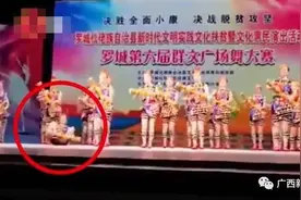 冷漠？老人广场舞台上倒地，其他人绕开继续跳，承办方回应了图片