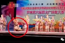 冷漠？老人广场舞台上倒地，其他人绕开继续跳，承办方回应了图片