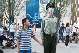 和南京路上执勤武警哨兵合影，小男孩笑开了花图片