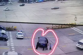 暖心！出行小车抛锚，民警合力推车图片
