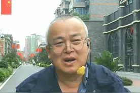 30秒｜国庆大假第三天 网红“口哨”大爷出街 吹响祝福之歌图片