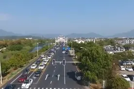 安徽：九华山迎来自驾游客流高峰视频封面