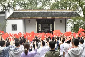 《我的祖国》超燃！长沙地标快闪活动为祖国庆生图片