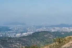 为营救被困女大学生，民警留下救援的“印迹”图片