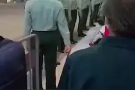 奶奶偷偷去上海外滩看执勤孙子，一个动作让人瞬间泪目……图片