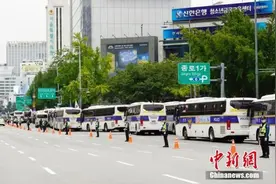 韩民间团体发起“免下车”集会 首尔调大批警力防疫情图片