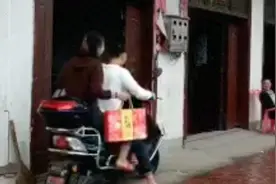 骑摩托回娘家一脚油门就超了 网友：全网最近视频封面