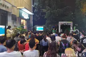 高校举办户外“诗词大会”，师生吟诗欢度双节图片