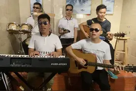 贵州视障青年组成“折耳根”乐队：音乐是黑暗世界唯一的光亮图片