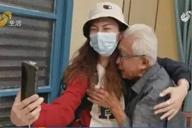 孙女中秋突然回家 爷爷激动哭了视频封面