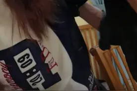 笑着笑着就哭了！孙女瞒着爷爷中秋突然回家，爷爷的反应让人泪奔图片