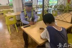 女孩负气离家出走 阜阳民警雨中高速逆行追上图片
