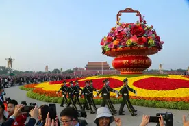 辛苦了！天安门迎来客流高峰 这里有武警战士们坚守的身影图片