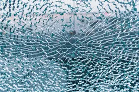 钢化玻璃扛得住锤子，却被一个小气泡轻松干碎？图片