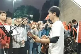 小伙带群众齐唱《我和我的祖国》现场红旗飘扬场面震撼图片