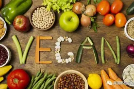 澳洲素食主义父母，女儿断奶后只给喂椰子水和水果，悲剧了图片