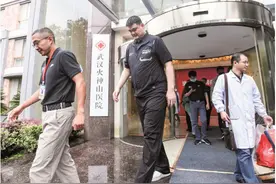 姚明探访火神山，见证抗疫“中国奇迹“，姚基金慈善赛今晚在汉举行，6位战疫医护将组队参赛图片