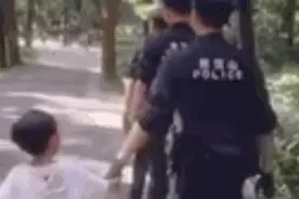 这就是安全感！民警巡逻时突然被一只小手牵住视频封面