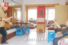 56岁儿子回应陪八旬母亲打球，称孝心不能等，网友：真的让人感动图片