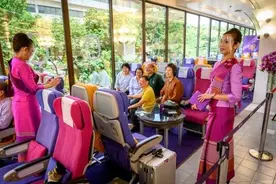 泰国航空代理总裁骄傲宣布公司新业务：街头卖油条图片