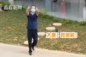 爆笑！小姐姐用无人机指挥游客找厕所：前面真的有“坑”图片
