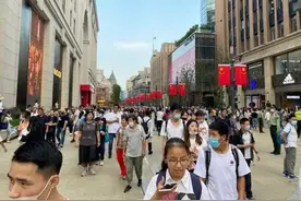 老字号饭店等位五六十桌，网红店门口排队现长龙，南京路步行街东拓后人气爆棚，你也去打卡了吗？图片