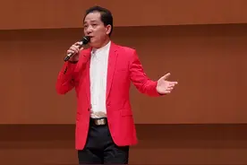 李宇春老爸李升敏为老战友周廷柱独唱音乐会捧场图片