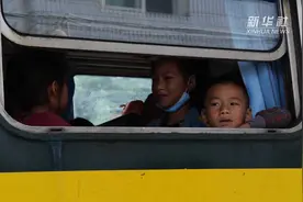 坐着高铁看中国｜成昆铁路：穿行在大凉山的扶贫“慢火车”视频封面