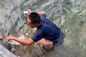 消防员跳入低温湖水帮游客打捞无人机，有网友表示不值得视频封面
