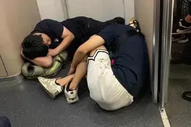 心疼！跨省抓捕犯人民警睡火车过道图片