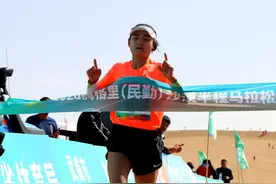 甘肃民勤举办腾格里沙漠半程马拉松赛图片