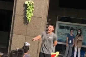 幼儿园“猛男”幼师走红！原本想做健身教练，现在更喜欢小朋友图片