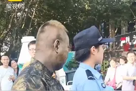 太逼真！男子假扮铜人把执勤女警吓出表情包？他说想传播铜人文化图片