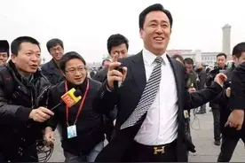 狂奔的许家印图片