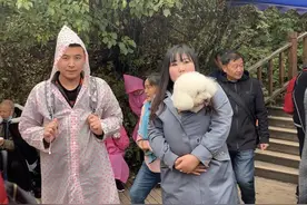 下冰雹！河南这个地方“一秒入冬”，游客用棉衣怀揣宠物狗图片