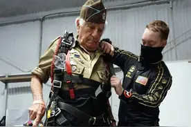 95岁二战老兵的纵身一跃 第101空降师老中士证明自己还能跳伞图片
