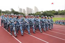 “一个都不能落下！”教官学手语指挥听障学生军训，网友表示：暖心图片
