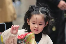 家庭组团游成为新趋势，多家旅行社订单以小包团为主，几个家庭约好包团出游图片