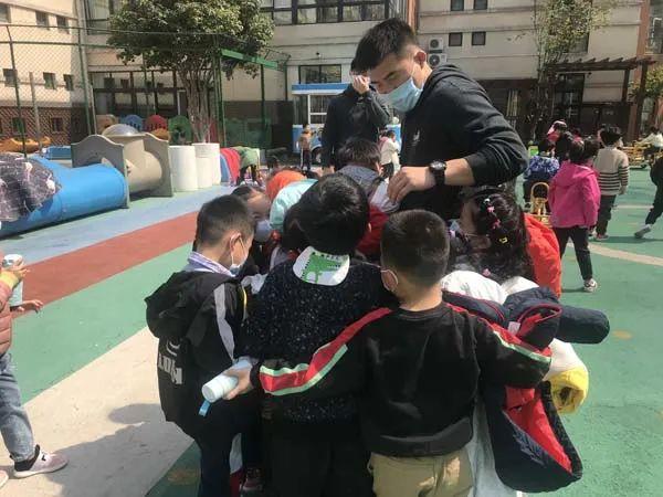 这个“猛男幼师”火了！他说：刚开始有些害羞，如今我是“超人老师”