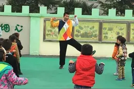 这个“猛男幼师”火了！他说：刚开始有些害羞，如今我是“超人老师”图片