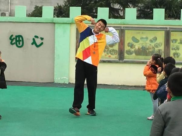 这个“猛男幼师”火了！他说：刚开始有些害羞，如今我是“超人老师”