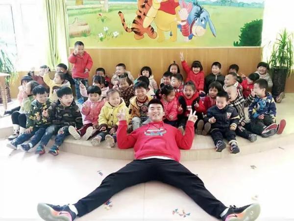 这个“猛男幼师”火了！他说：刚开始有些害羞，如今我是“超人老师”