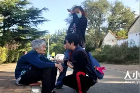 事发烟台！耄耋老太坐路边暗然落泪 想看望女儿却迷途公园图片